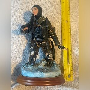 Vanmark American Heroes “Take Cover” Figurine 1/0411.  US Navy SEAL 1999 Ltd